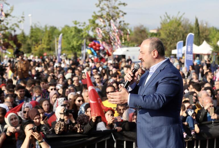 Bakan Varank, Hıdırellez ateşinin üzerinden atladı