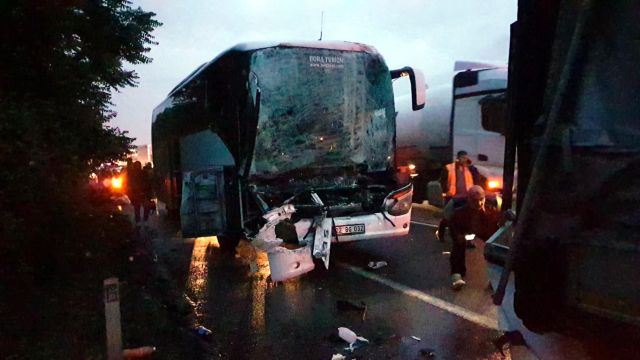 AK Parti seçmenlerini taşıyan otobüs TIR'a çarptı: 22 yaralı