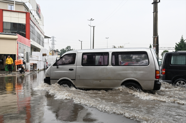 10 ilde etkili olan sağanak yağış, vatandaşlara zor anlar yaşattı