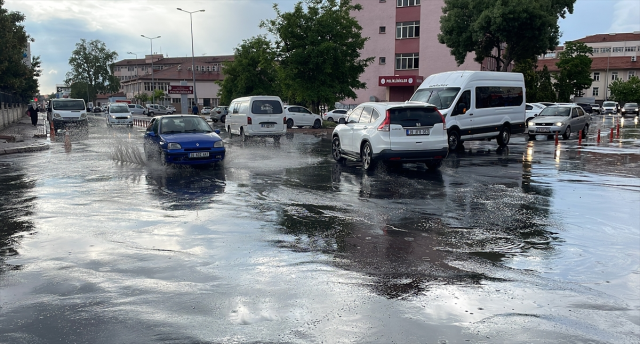 10 ilde etkili olan sağanak yağış, vatandaşlara zor anlar yaşattı