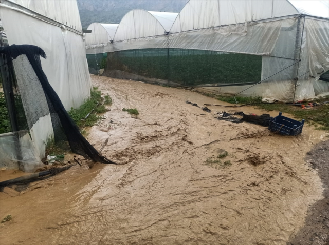 10 ilde etkili olan sağanak yağış, vatandaşlara zor anlar yaşattı