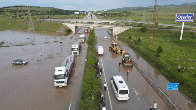 10 ilde etkili olan sağanak yağış, vatandaşlara zor anlar yaşattı