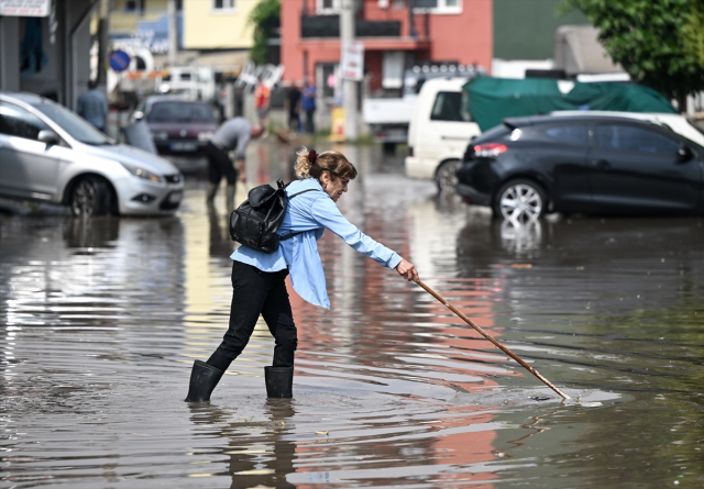 10 ilde etkili olan sağanak yağış, vatandaşlara zor anlar yaşattı