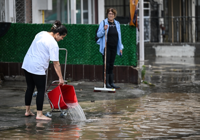 10 ilde etkili olan sağanak yağış, vatandaşlara zor anlar yaşattı