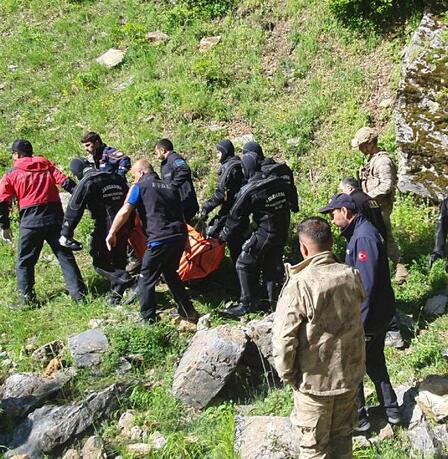 Otomobilin Munzur Çayı'na uçtuğu kazada amcanın cesedine ulaşıldı, yeğeni aranıyor