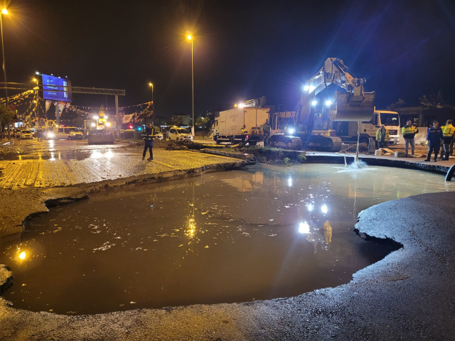 Ankara'da sağanak nedeniyle yol çöktü, seyir halindeki araç sulara gömüldü