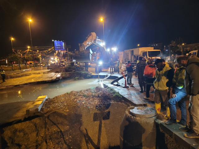 Ankara'da sağanak nedeniyle yol çöktü, seyir halindeki araç sulara gömüldü