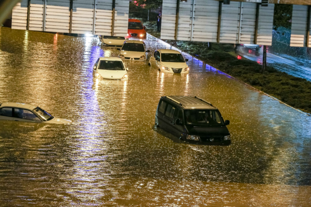 Ankara'da sağanak nedeniyle yol çöktü, seyir halindeki araç sulara gömüldü