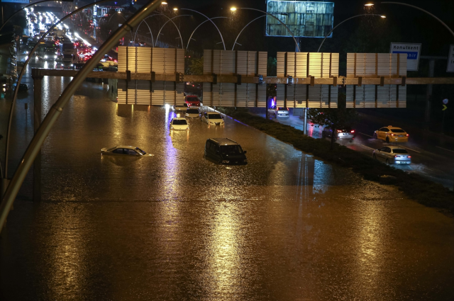 Ankara'da sağanak nedeniyle yol çöktü, seyir halindeki araç sulara gömüldü