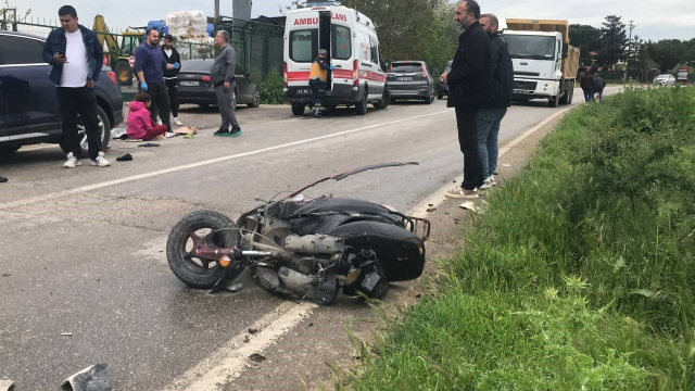 Edirne'de başıboş köpeklerin saldırdığı motosikletli otomobille çarpıştı: 2 yaralı