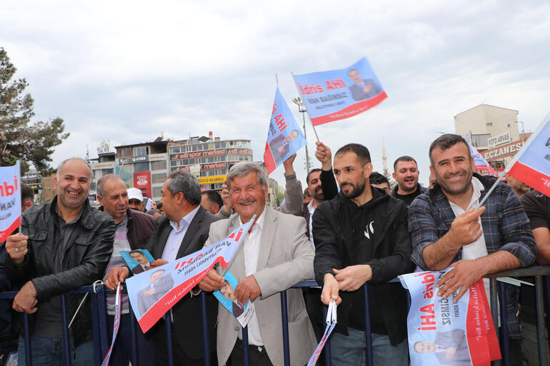 Bağımsız vekil adayının mitingine 100 kişi katıldı; esprileri ile güldürdü