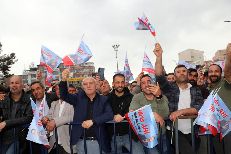 Bağımsız vekil adayının mitingine 100 kişi katıldı; esprileri ile güldürdü