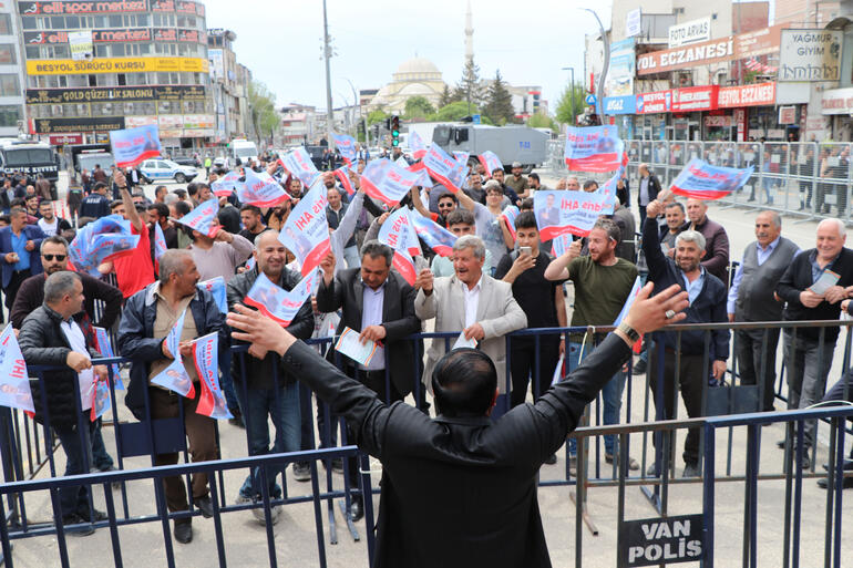 Bağımsız vekil adayının mitingine 100 kişi katıldı; esprileri ile güldürdü