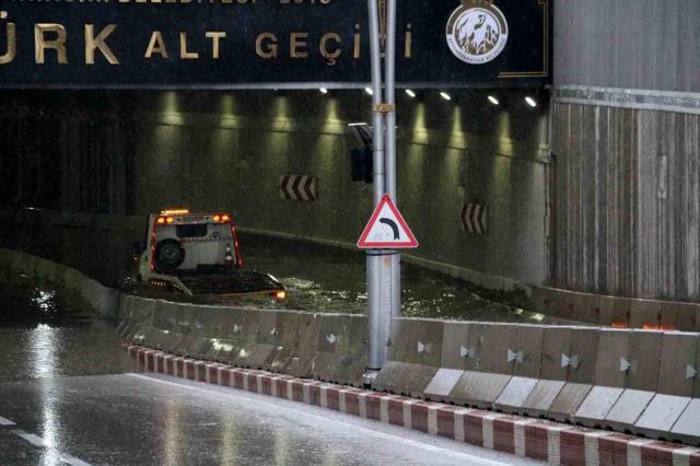 Afyonkarahisar'da sağanak yağmur sonrası vatandaşlar canlarını kurtarmak için suda mahsur kalan araçların üstüne çıktı