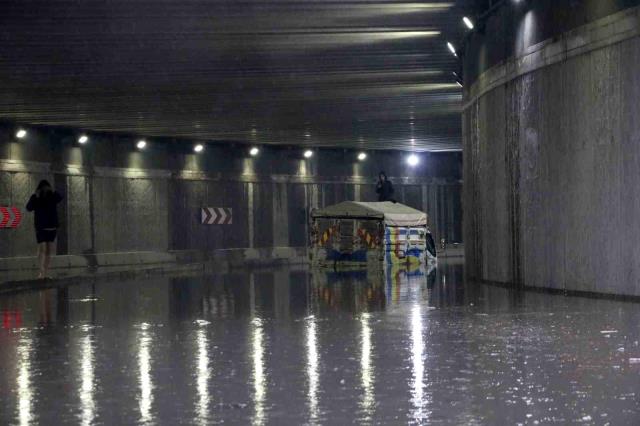 Afyonkarahisar'da sağanak yağmur sonrası vatandaşlar canlarını kurtarmak için suda mahsur kalan araçların üstüne çıktı