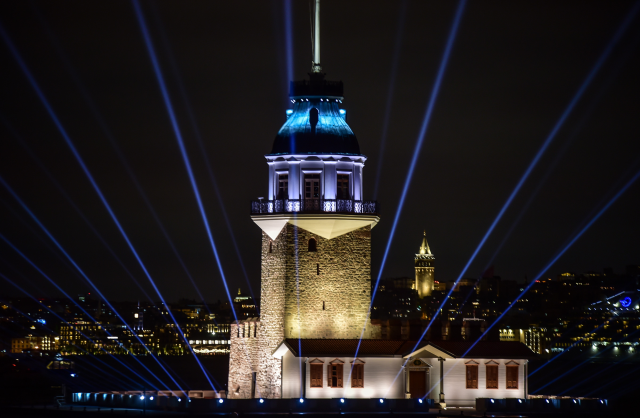 Restorasyonu tamamlanan Kız Kulesi ışık ve lazer gösterisiyle ziyarete açıldı