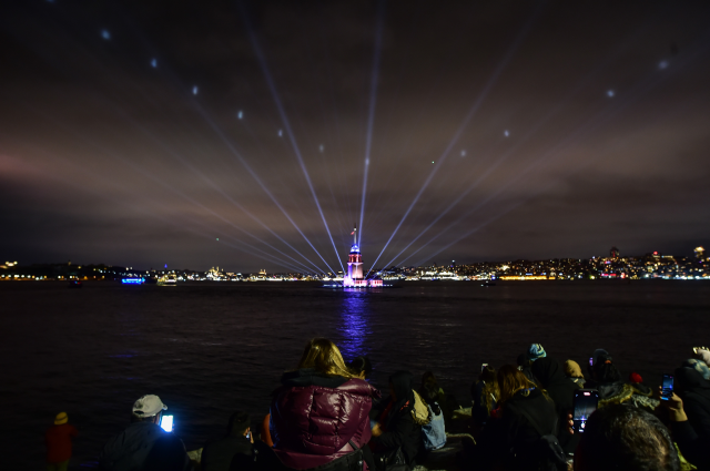 Restorasyonu tamamlanan Kız Kulesi ışık ve lazer gösterisiyle ziyarete açıldı