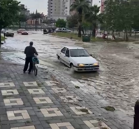 Adana'da şiddetli yağış sele neden oldu