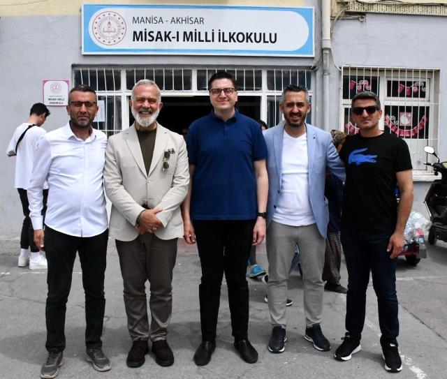 Siyasete yeniden dönen oyuncu Bahadır Yenişehirlioğlu, oy kullandı