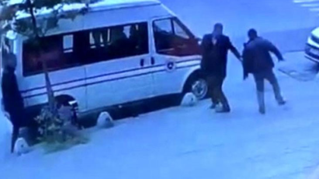 İstanbul'da hakimin omzuna tutunan adamı vurduğu anlar kamerada
