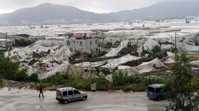 Mersin'de tırlar devrildi, çatılar ve seralar uçtu! Fırtına ve hortumun geliş anı kamerada