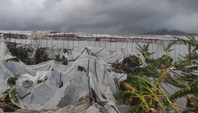 Mersin'de tırlar devrildi, çatılar ve seralar uçtu! Fırtına ve hortumun geliş anı kamerada