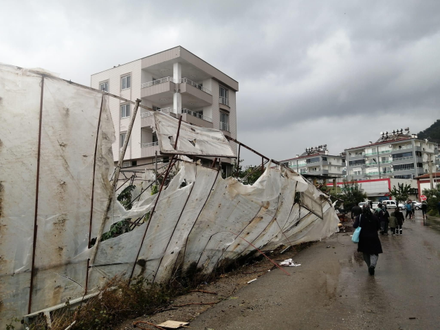 Mersin'de tırlar devrildi, çatılar ve seralar uçtu! Fırtına ve hortumun geliş anı kamerada