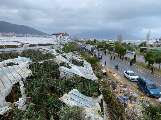 Mersin'de tırlar devrildi, çatılar ve seralar uçtu! Fırtına ve hortumun geliş anı kamerada