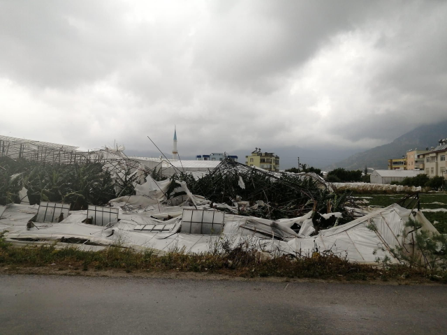 Mersin'de tırlar devrildi, çatılar ve seralar uçtu! Fırtına ve hortumun geliş anı kamerada