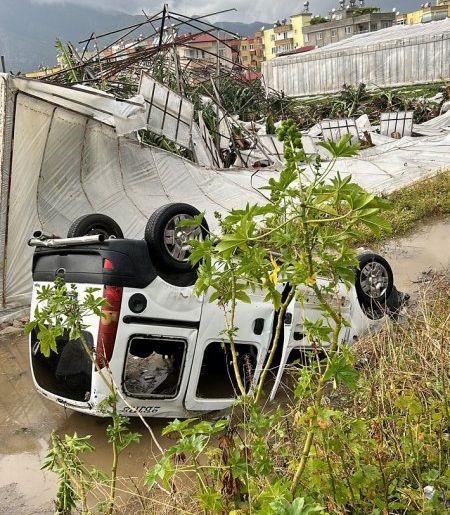 Mersin'de tırlar devrildi, çatılar ve seralar uçtu! Fırtına ve hortumun geliş anı kamerada