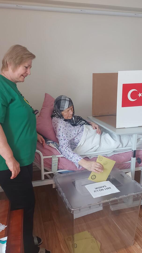 Keşan’da yaşlı, hasta ve engelliler oylarını seyyar sandıkta kullandı