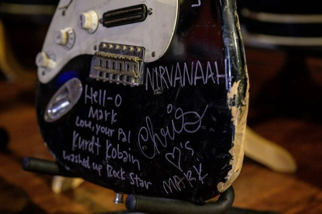 Kurt Cobain'in parçaladığı gitar yaklaşık 600 bin dolara alıcı buldu