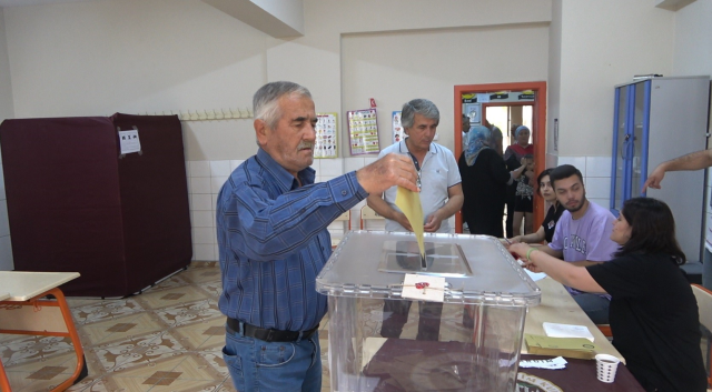 Depremzedeler, Cumhurbaşkanı Seçimi 2. tur oylaması için sandık başına gitti