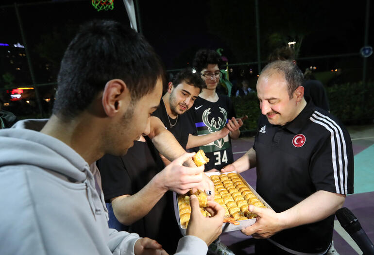 Bakan Varank, gençlerle basketbol oynadı