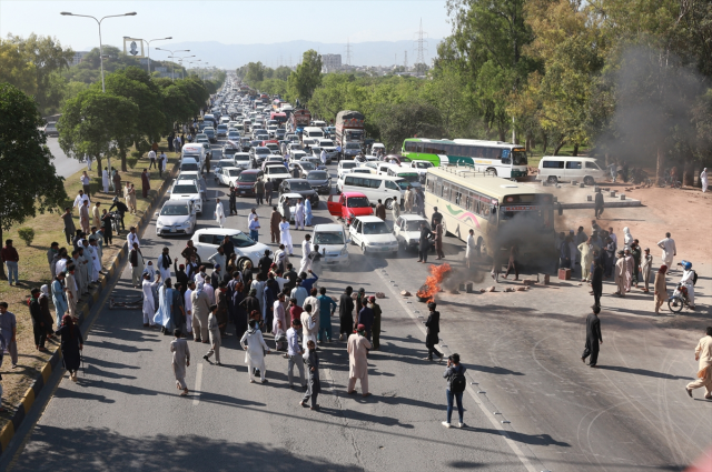 Pakistan'da Imran Khan'ın tutuklanmasının ardından sokaklar savaş alanına döndü: 1 ölü, 12 yaralı