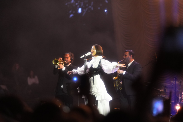 Türkiye tarihinin en büyük sahnesi kuruldu! Zeynep Bastık, konserinde dansçılarıyla şov yaptı