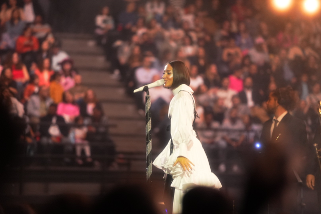 Türkiye tarihinin en büyük sahnesi kuruldu! Zeynep Bastık, konserinde dansçılarıyla şov yaptı