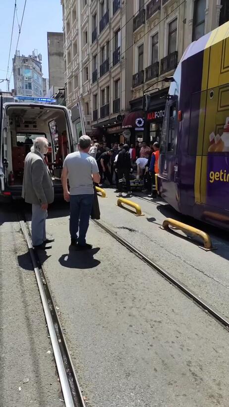 Sirkeci'de yayaya çarpan motosikletli yaralandı