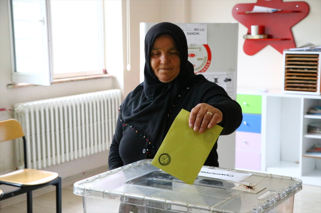 Türkiye sandık başında! İşte oy verme işlemlerinden yansıyan kareler