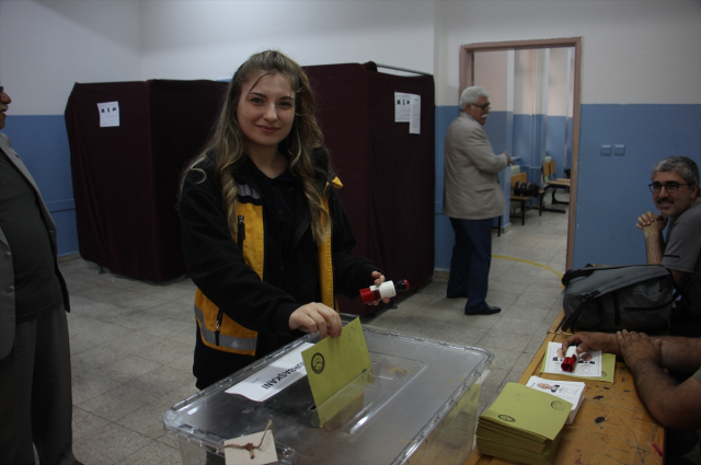 Türkiye sandık başında! İşte oy verme işlemlerinden yansıyan kareler