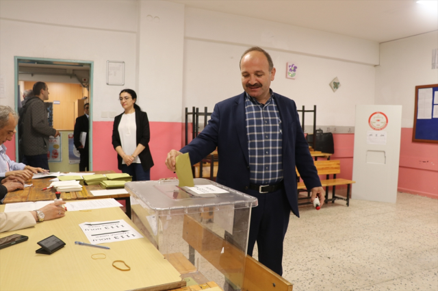 Türkiye sandık başında! İşte oy verme işlemlerinden yansıyan kareler