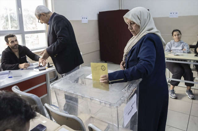 Türkiye sandık başında! İşte oy verme işlemlerinden yansıyan kareler