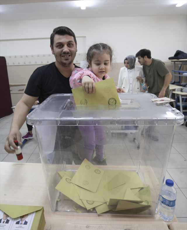 Türkiye sandık başında! İşte oy verme işlemlerinden yansıyan kareler