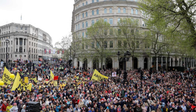 İngiltere'de Kral'ın taç giyme töreni sırasında monarşi karşıtı protesto