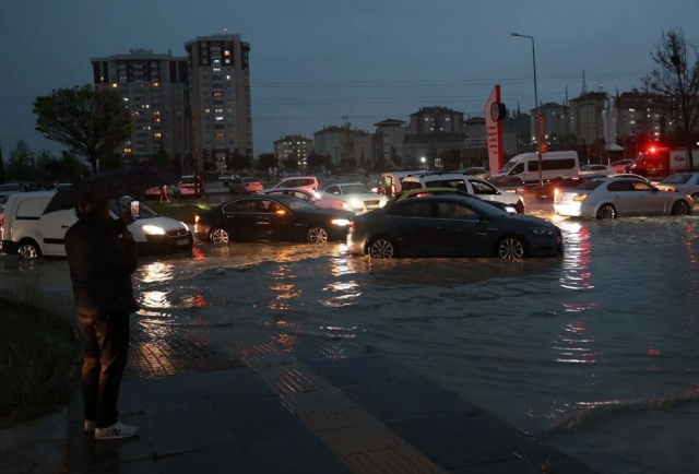 Ankara'da sağanak yağış sonrası yollar dereye döndü, sürücüler ilerleyemedi