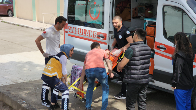 Kimsesiz ve engelli vatandaş oy kullanmaya sağlıkçının sırtında gitti