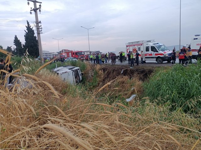 İzmir'de cezaevi nakil aracı şarampole devrildi: 9'u jandarma personeli 10 yaralı