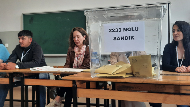 Bu sandıkta oy veren kişi sayısı sandık görevlilerinin sayısından az