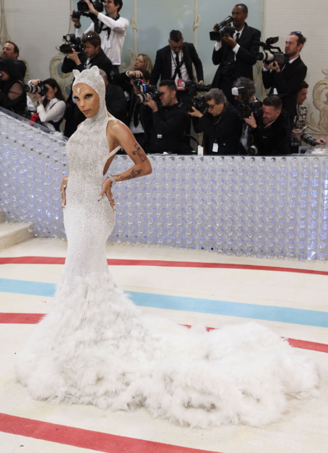 Rihanna'yı görebilene aşk olsun! MET Gala 2023'e ünlü isimlerin tarzı damga vurdu