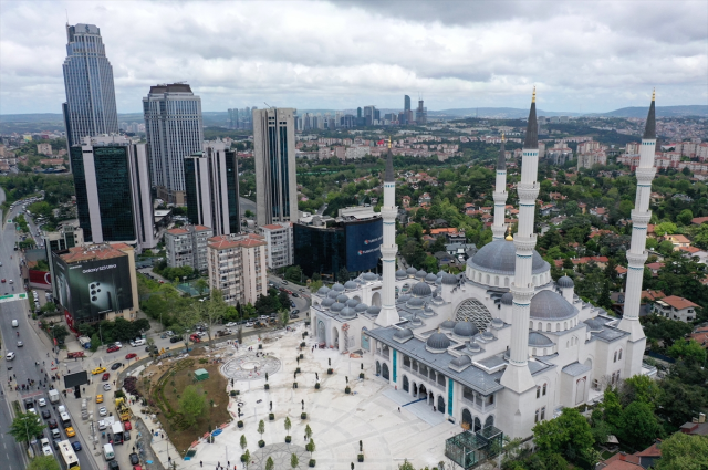 İstanbul'un yeni göz bebeği! 20 bin kişinin aynı anda ibadet edebileceği Barbaros Hayrettin Paşa Camii açıldı